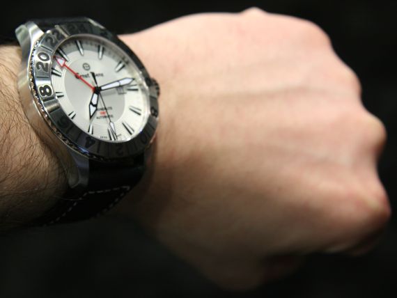 ernst-benz-chronoflite-gmt-watch-on-wrist