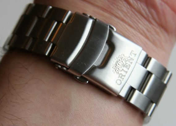 orient-mako-cem65001mvv-watch-clasp