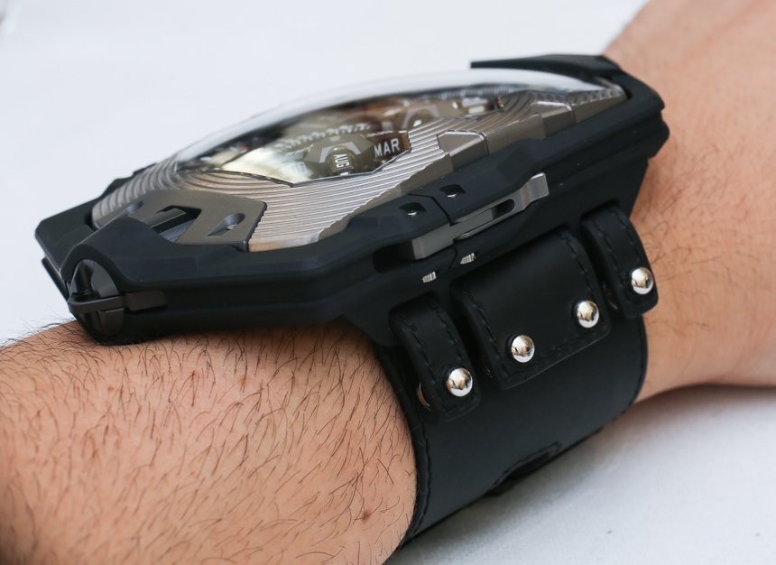 Urwerk-UR-1001-Titan-pocket-watch-bracelet-7