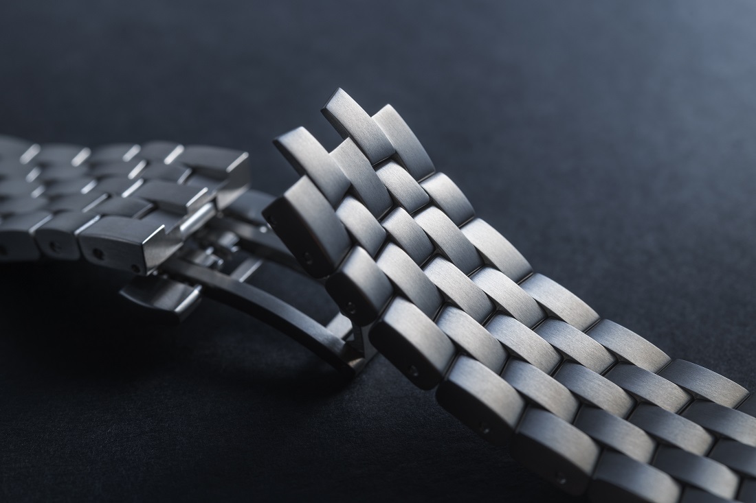 Ming 17.03 GMT titanium bracelet