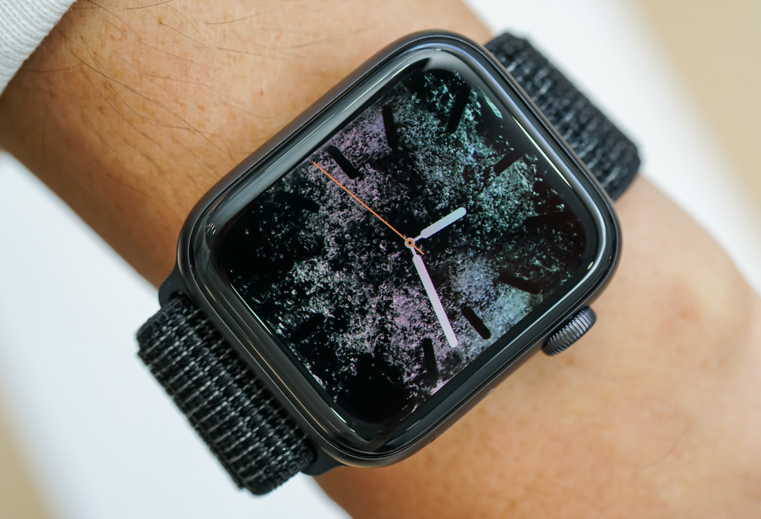 Сломанные наручные часы. Разбитые Эппл вотч. Разбитые часы эпл вотч. Apple watch Series 7 hand. Разбитые Эппл вотч се.