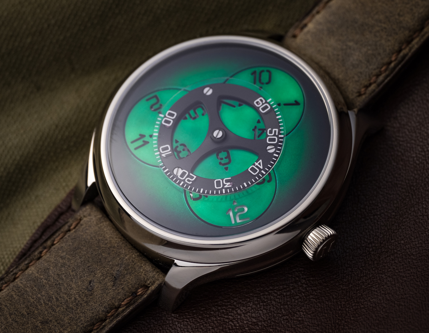 H-Moser-Cie-Endeavour-Flying-Hours-SuperLumiNova-Blue-And-Cosmic-Green-Watches-3