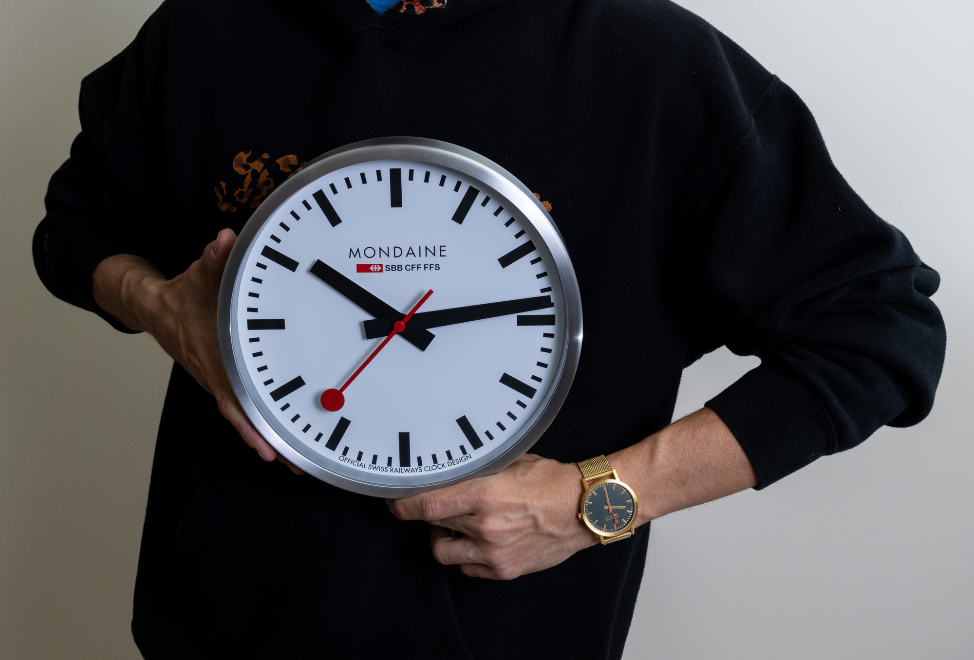 Mondaine часы. SBB Swiss Railways Clock. Рука поезд часы. Mondain Swiss Railways Clock. Видео 40 часов