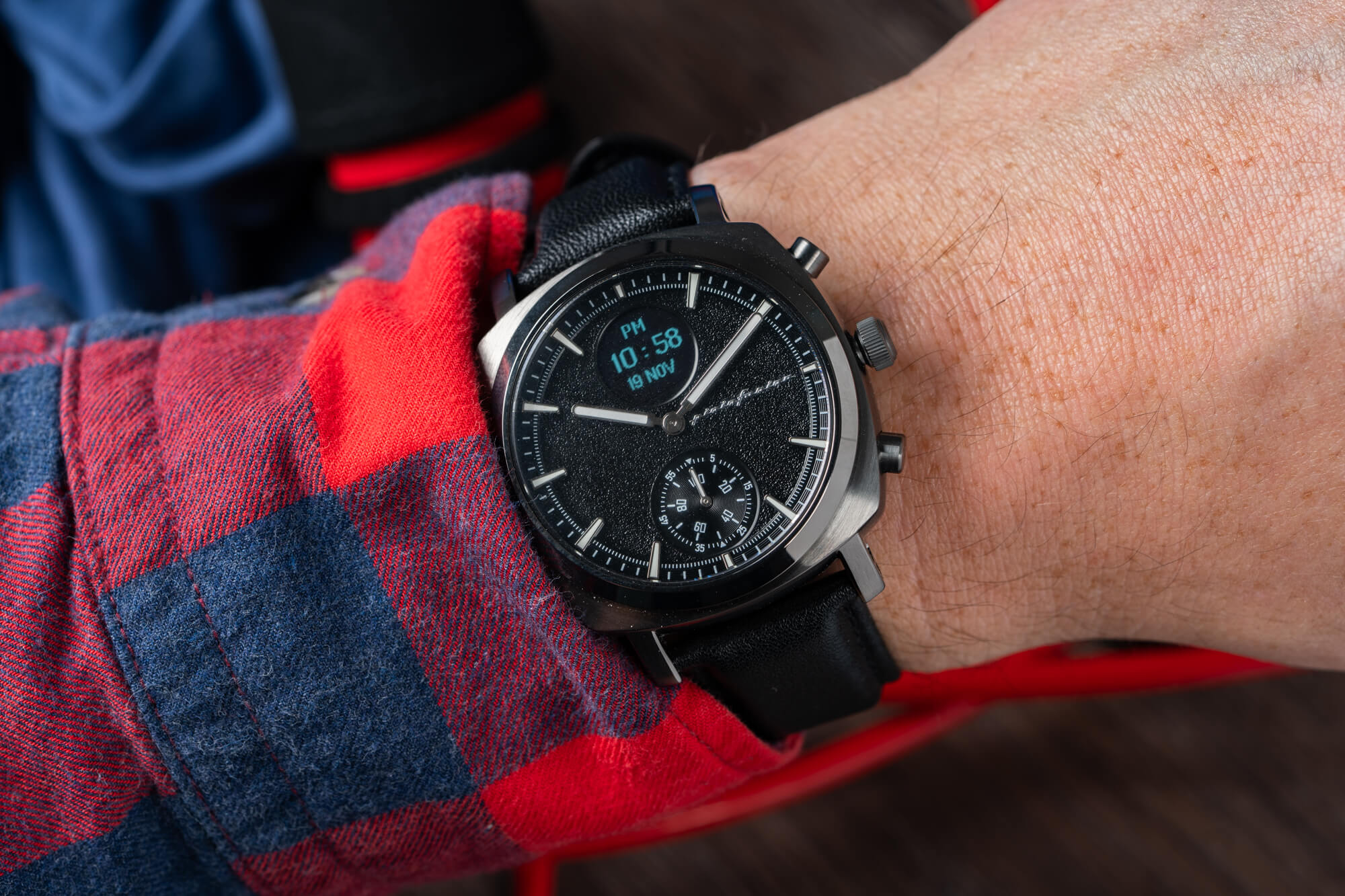 Sleek hybrid smartwatch with leather strap 